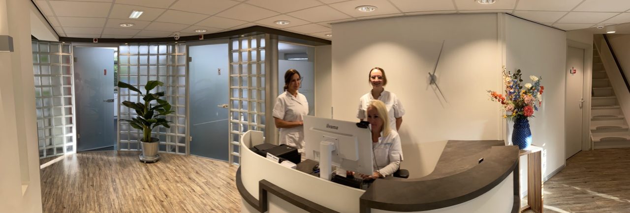 Receptie van De Mondzorgkliniek met team